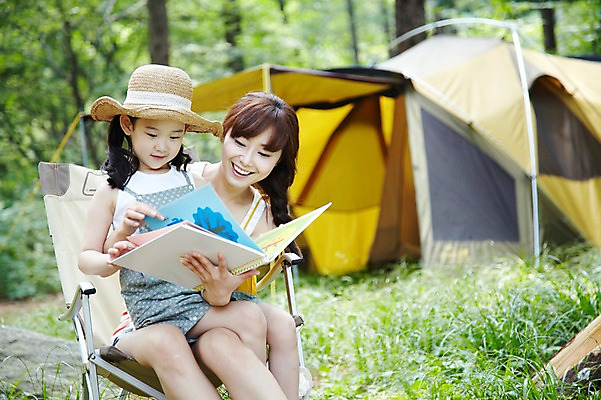 포토 JPG 주간 나무 식물 모자 라이프스타일 응시 여자 딸 어린이 여행 의자 가족 모녀 엄마 휴가 휴식 텐트 미소 웃음 들기 사람 앉기 동양인 소녀 성인 야외 두명 앞모습 아웃포커스 책 캐주얼 30대 부모 독서 캠핑 한국인 자녀 숲속 숲 상쾌 여자만 국내포토 자연요소 시선 잡화 옷 감정 뷰포인트 가구 컨셉 관계 모션 레저 촬영기법 표정 캠핑도구 인종 생활 장년 파일형식