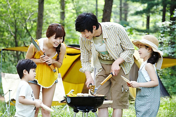 포토 JPG 주간 나무 식물 모자 라이프스타일 접시 여자 남자 딸 아들 어린이 음식 여행 가족 엄마 휴가 피망 휴식 새우 집게 텐트 요리 서기 미소 웃음 들기 사람 동양인 소녀 소년 여러명 성인 야외 아웃포커스 캐주얼 30대 부모 버섯 캠핑 한국인 자녀 아빠 그릴 숲속 숲 바비큐 상쾌 뒤집개 취사 국내포토 자연요소 식기 잡화 옷 감정 다수 컨셉 채소 관계 모션 주방용품 레저 촬영기법 표정 캠핑도구 갑각류 인종 생활 장년 요리중 파일형식