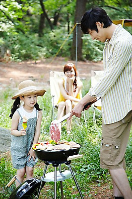 포토 JPG 주간 나무 식물 모자 라이프스타일 여자 남자 딸 어린이 음식 여행 의자 가족 엄마 휴가 피망 휴식 새우 집게 텐트 육류 요리 서기 미소 웃음 들기 사람 앉기 동양인 소녀 성인 야외 아웃포커스 캐주얼 세명 30대 부모 버섯 캠핑 한국인 자녀 꼬치 아빠 그릴 숲속 숲 바비큐 상쾌 취사 국내포토 자연요소 잡화 옷 감정 가구 컨셉 채소 식재료 관계 모션 주방용품 레저 촬영기법 표정 캠핑도구 갑각류 인종 생활 장년 요리중 파일형식