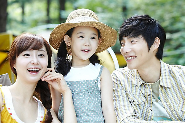 포토 JPG 주간 모자 라이프스타일 여자 남자 딸 어린이 여행 가족 엄마 휴가 휴식 텐트 미소 웃음 사람 동양인 소녀 상반신 성인 야외 앞모습 아웃포커스 캐주얼 세명 30대 부모 캠핑 한국인 자녀 아빠 숲속 숲 상쾌 국내포토 자연요소 잡화 옷 감정 뷰포인트 컨셉 관계 레저 촬영기법 표정 캠핑도구 인종 생활 장년 파일형식