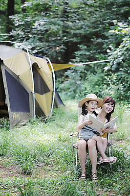 포토 JPG 주간 전신 나무 식물 모자 라이프스타일 응시 여자 딸 어린이 여행 의자 가족 모녀 엄마 휴가 휴식 텐트 미소 웃음 들기 사람 앉기 동양인 소녀 성인 야외 두명 앞모습 아웃포커스 책 캐주얼 30대 부모 독서 캠핑 한국인 자녀 숲속 숲 상쾌 여자만 국내포토 자연요소 시선 잡화 옷 감정 뷰포인트 가구 컨셉 관계 모션 레저 촬영기법 표정 캠핑도구 인종 생활 장년 파일형식