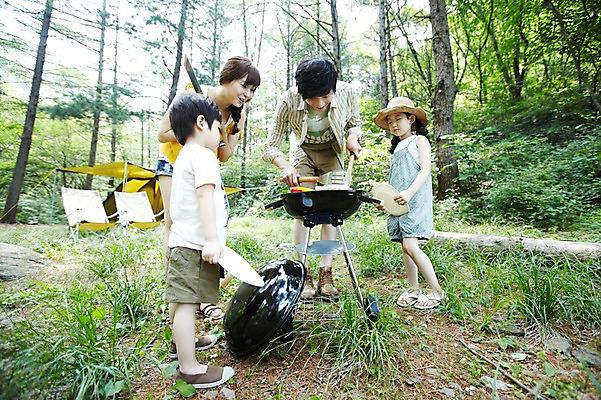 포토 JPG 주간 전신 나무 식물 모자 라이프스타일 접시 여자 남자 딸 아들 어린이 음식 여행 가족 엄마 휴가 피망 휴식 텐트 요리 서기 미소 웃음 들기 사람 동양인 소녀 소년 여러명 성인 야외 아웃포커스 캐주얼 30대 부모 버섯 캠핑 한국인 자녀 아빠 그릴 숲속 숲 바비큐 상쾌 뒤집개 취사 국내포토 자연요소 식기 잡화 옷 감정 다수 컨셉 채소 관계 모션 주방용품 레저 촬영기법 표정 캠핑도구 인종 생활 장년 요리중 파일형식