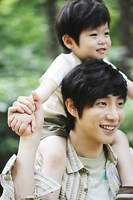 포토 JPG 주간 라이프스타일 응시 남자 아들 어린이 가족 휴식 미소 웃음 사람 동양인 소년 야외 두명 아웃포커스 캐주얼 30대 부모 한국인 자녀 목말 아빠 숲속 숲 상쾌 부자지간 남자만 국내포토 자연요소 시선 옷 감정 컨셉 관계 모션 촬영기법 표정 인종 생활 장년 파일형식