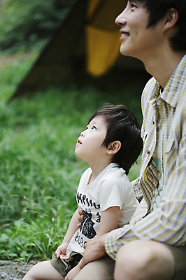 포토 JPG 주간 라이프스타일 응시 남자 아들 어린이 여행 가족 휴가 휴식 텐트 미소 웃음 사람 앉기 동양인 소년 성인 야외 두명 옆모습 아웃포커스 캐주얼 30대 부모 캠핑 한국인 자녀 아빠 숲속 숲 상쾌 부자지간 남자만 국내포토 자연요소 시선 옷 감정 뷰포인트 컨셉 관계 모션 레저 촬영기법 표정 캠핑도구 인종 생활 장년 파일형식