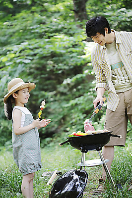 포토 JPG 주간 나무 식물 모자 라이프스타일 여자 남자 딸 어린이 음식 여행 가족 휴가 피망 휴식 집게 육류 요리 서기 들기 사람 동양인 소녀 성인 야외 두명 옆모습 아웃포커스 캐주얼 30대 부모 버섯 캠핑 한국인 자녀 소시지 꼬치 아빠 그릴 숲속 숲 바비큐 상쾌 취사 부녀 국내포토 자연요소 잡화 옷 감정 뷰포인트 컨셉 채소 식재료 관계 모션 주방용품 레저 촬영기법 인종 생활 장년 가공식품 요리중 파일형식