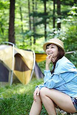 포토 JPG 주간 나무 식물 모자 라이프스타일 응시 여자 여행 레저 휴가 휴식 텐트 한명 미소 웃음 사람 앉기 동양인 성인 야외 옆모습 아웃포커스 캐주얼 30대 턱괴기 캠핑 한국인 숲속 숲 상쾌 여자만 여자한명만 성인여자만 성인한명만 성인여자한명만 장년만 장년여자만 장년여자한명만 성인만 국내포토 자연요소 1 시선 잡화 옷 감정 뷰포인트 컨셉 모션 촬영기법 표정 캠핑도구 인종 생활 장년 파일형식