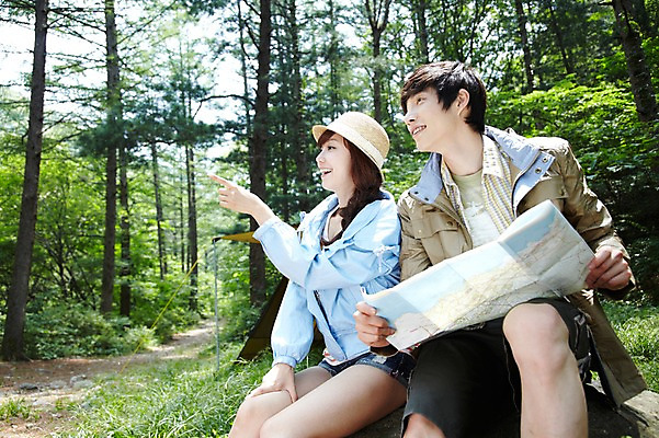 포토 JPG 주간 나무 식물 모자 라이프스타일 커플 응시 여자 남자 커플라이프 여행 지도 레저 휴가 휴식 텐트 미소 웃음 들기 사람 앉기 동양인 손짓 성인 야외 두명 옆모습 캐주얼 30대 캠핑 한국인 돌_바위 바위 가리킴 숲속 숲 상쾌 여행지도 장년만 성인만 국내포토 자연요소 시선 잡화 옷 감정 뷰포인트 컨셉 관계 모션 표정 캠핑도구 인종 생활 장년 파일형식