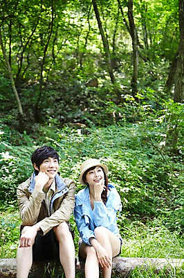 포토 JPG 주간 나무 식물 모자 라이프스타일 커플 응시 여자 남자 커플라이프 여행 레저 휴가 휴식 미소 웃음 사람 앉기 동양인 성인 야외 두명 앞모습 캐주얼 30대 턱괴기 캠핑 한국인 숲속 숲 상쾌 통나무 장년만 성인만 국내포토 자연요소 시선 잡화 옷 감정 뷰포인트 컨셉 관계 모션 표정 인종 생활 장년 파일형식