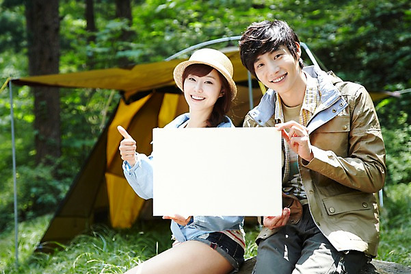 포토 JPG 주간 나무 식물 모자 라이프스타일 배너 커플 여자 남자 커플라이프 여행 레저 휴가 휴식 사각프레임 광고판 텐트 미소 웃음 들기 사람 앉기 동양인 손짓 성인 야외 두명 앞모습 아웃포커스 캐주얼 30대 캠핑 한국인 최고 숲속 숲 알림 상쾌 장년만 성인만 국내포토 자연요소 잡화 옷 감정 뷰포인트 컨셉 관계 모션 프레임 알림판 촬영기법 표정 캠핑도구 인종 생활 장년 사각형 판 파일형식