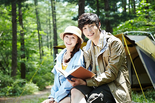포토 JPG 주간 나무 식물 모자 라이프스타일 커플 여자 남자 커플라이프 여행 레저 휴가 휴식 텐트 미소 웃음 들기 사람 앉기 동양인 성인 야외 두명 앞모습 아웃포커스 책 캐주얼 30대 독서 캠핑 한국인 숲속 숲 상쾌 장년만 성인만 국내포토 자연요소 잡화 옷 감정 뷰포인트 컨셉 관계 모션 촬영기법 표정 캠핑도구 인종 생활 장년 파일형식