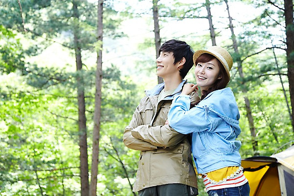 포토 JPG 주간 나무 식물 모자 라이프스타일 커플 여자 남자 커플라이프 여행 레저 휴가 휴식 텐트 미소 웃음 사람 동양인 상반신 성인 야외 두명 옆모습 아웃포커스 캐주얼 30대 팔짱 캠핑 한국인 숲속 숲 상쾌 장년만 성인만 국내포토 자연요소 잡화 옷 감정 뷰포인트 컨셉 관계 모션 촬영기법 표정 캠핑도구 인종 생활 장년 파일형식
