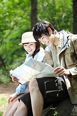 포토 JPG 주간 나무 식물 모자 라이프스타일 커플 응시 여자 남자 커플라이프 여행 지도 레저 휴가 휴식 미소 웃음 들기 사람 앉기 동양인 성인 야외 두명 옆모습 아웃포커스 캐주얼 30대 캠핑 한국인 돌_바위 바위 숲속 숲 상쾌 여행지도 장년만 성인만 국내포토 자연요소 시선 잡화 옷 감정 뷰포인트 컨셉 관계 모션 촬영기법 표정 인종 생활 장년 파일형식