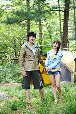 포토 JPG 주간 전신 나무 식물 라이프스타일 커플 여자 남자 커플라이프 여행 레저 휴가 휴식 텐트 서기 미소 웃음 사람 동양인 성인 야외 두명 앞모습 캐주얼 30대 손잡기 캠핑 한국인 숲속 숲 상쾌 장년만 성인만 국내포토 자연요소 옷 감정 뷰포인트 컨셉 관계 모션 표정 캠핑도구 인종 생활 장년 파일형식