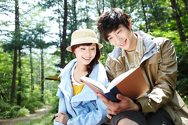 포토 JPG 주간 나무 식물 모자 라이프스타일 커플 응시 여자 남자 커플라이프 여행 레저 휴가 휴식 텐트 미소 웃음 들기 사람 앉기 동양인 성인 야외 두명 앞모습 아웃포커스 책 캐주얼 30대 독서 캠핑 한국인 숲속 숲 상쾌 장년만 성인만 국내포토 자연요소 시선 잡화 옷 감정 뷰포인트 컨셉 관계 모션 촬영기법 표정 캠핑도구 인종 생활 장년 파일형식