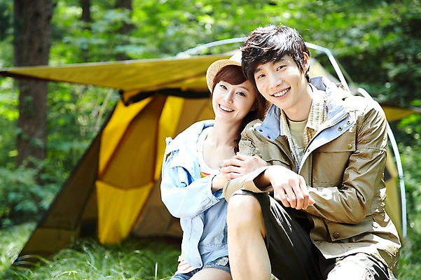 포토 JPG 주간 나무 식물 모자 라이프스타일 커플 여자 남자 커플라이프 여행 레저 휴가 휴식 텐트 미소 웃음 사람 앉기 동양인 성인 야외 두명 앞모습 아웃포커스 캐주얼 30대 캠핑 한국인 숲속 숲 상쾌 장년만 성인만 국내포토 자연요소 잡화 옷 감정 뷰포인트 컨셉 관계 모션 촬영기법 표정 캠핑도구 인종 생활 장년 파일형식