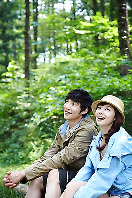 포토 JPG 주간 나무 식물 모자 라이프스타일 커플 응시 여자 남자 커플라이프 여행 레저 휴가 휴식 미소 웃음 사람 앉기 동양인 성인 야외 두명 옆모습 아웃포커스 캐주얼 30대 캠핑 한국인 숲속 숲 상쾌 장년만 성인만 국내포토 자연요소 시선 잡화 옷 감정 뷰포인트 컨셉 관계 모션 촬영기법 표정 인종 생활 장년 파일형식