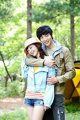 포토 JPG 주간 나무 식물 모자 라이프스타일 커플 여자 남자 커플라이프 여행 안기 포옹 레저 휴가 휴식 텐트 서기 미소 웃음 사람 동양인 성인 야외 두명 앞모습 아웃포커스 캐주얼 30대 캠핑 한국인 숲속 숲 상쾌 장년만 성인만 국내포토 자연요소 잡화 옷 감정 뷰포인트 컨셉 관계 모션 촬영기법 표정 캠핑도구 인종 생활 장년 파일형식