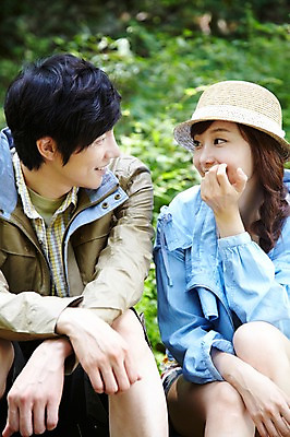 포토 JPG 주간 모자 라이프스타일 커플 여자 남자 커플라이프 여행 레저 휴가 휴식 미소 웃음 사람 앉기 동양인 성인 야외 두명 앞모습 아웃포커스 캐주얼 30대 마주보기 캠핑 한국인 숲속 숲 상쾌 장년만 성인만 국내포토 자연요소 잡화 옷 감정 뷰포인트 컨셉 관계 모션 촬영기법 표정 인종 생활 장년 파일형식