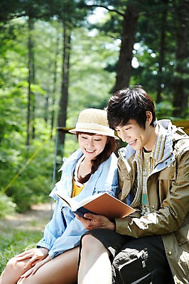 포토 JPG 주간 나무 식물 모자 라이프스타일 커플 응시 여자 남자 커플라이프 여행 레저 휴가 휴식 텐트 미소 웃음 들기 사람 앉기 동양인 성인 야외 두명 옆모습 아웃포커스 책 캐주얼 30대 독서 캠핑 한국인 숲속 숲 상쾌 장년만 성인만 국내포토 자연요소 시선 잡화 옷 감정 뷰포인트 컨셉 관계 모션 촬영기법 표정 캠핑도구 인종 생활 장년 파일형식