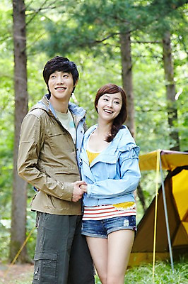 포토 JPG 주간 나무 식물 라이프스타일 커플 여자 남자 커플라이프 여행 레저 휴가 휴식 텐트 서기 미소 웃음 사람 동양인 성인 야외 두명 앞모습 아웃포커스 캐주얼 30대 캠핑 한국인 숲속 숲 상쾌 장년만 성인만 국내포토 자연요소 옷 감정 뷰포인트 컨셉 관계 모션 촬영기법 표정 캠핑도구 인종 생활 장년 파일형식