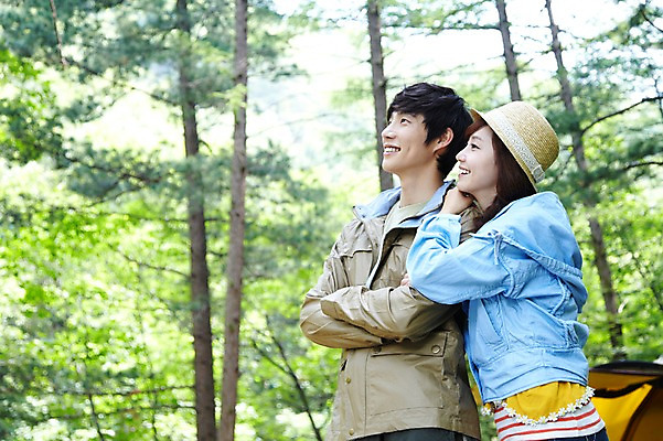 포토 JPG 주간 나무 식물 모자 라이프스타일 커플 응시 여자 남자 커플라이프 여행 레저 휴가 휴식 텐트 미소 웃음 사람 동양인 상반신 성인 야외 두명 옆모습 아웃포커스 캐주얼 30대 팔짱 캠핑 한국인 숲속 숲 상쾌 장년만 성인만 국내포토 자연요소 시선 잡화 옷 감정 뷰포인트 컨셉 관계 모션 촬영기법 표정 캠핑도구 인종 생활 장년 파일형식