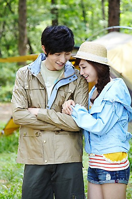 포토 JPG 주간 나무 식물 모자 라이프스타일 커플 여자 남자 커플라이프 여행 레저 휴가 휴식 텐트 서기 미소 웃음 사람 동양인 성인 야외 두명 앞모습 아웃포커스 캐주얼 30대 팔짱 캠핑 한국인 숲속 숲 상쾌 장년만 성인만 국내포토 자연요소 잡화 옷 감정 뷰포인트 컨셉 관계 모션 촬영기법 표정 캠핑도구 인종 생활 장년 파일형식