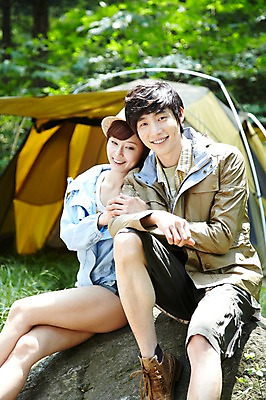 포토 JPG 주간 나무 식물 모자 라이프스타일 커플 여자 남자 커플라이프 여행 레저 휴가 휴식 텐트 미소 웃음 사람 앉기 동양인 성인 야외 두명 앞모습 아웃포커스 캐주얼 30대 캠핑 한국인 돌_바위 바위 숲속 숲 상쾌 장년만 성인만 국내포토 자연요소 잡화 옷 감정 뷰포인트 컨셉 관계 모션 촬영기법 표정 캠핑도구 인종 생활 장년 파일형식