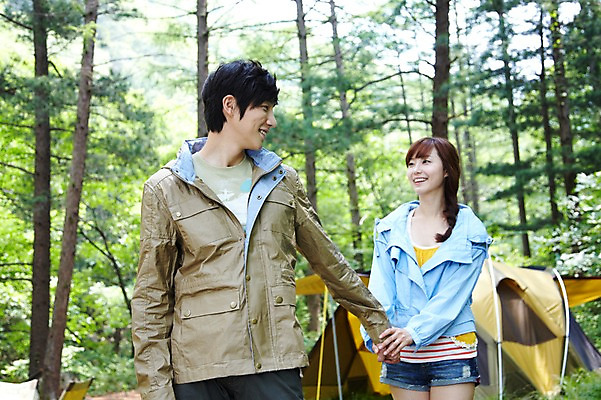 포토 JPG 주간 나무 식물 라이프스타일 커플 여자 남자 커플라이프 여행 레저 휴가 휴식 텐트 서기 미소 웃음 사람 동양인 상반신 성인 야외 두명 앞모습 아웃포커스 캐주얼 30대 마주보기 손잡기 캠핑 한국인 뒤돌아보기 숲속 숲 상쾌 장년만 성인만 국내포토 자연요소 옷 감정 뷰포인트 컨셉 관계 모션 촬영기법 표정 캠핑도구 인종 생활 장년 파일형식