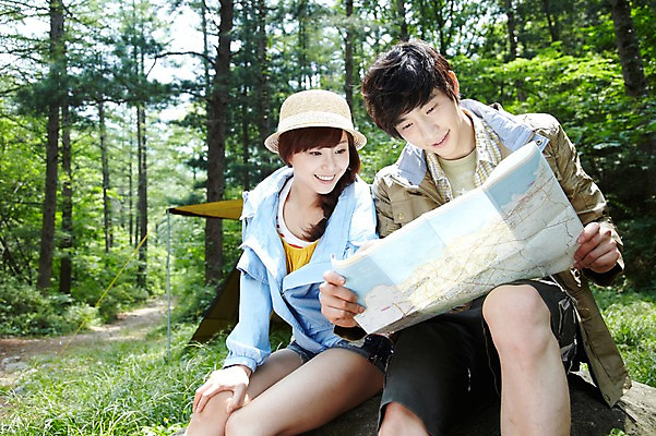 포토 JPG 주간 나무 식물 모자 라이프스타일 커플 응시 여자 남자 커플라이프 여행 지도 레저 휴가 휴식 텐트 미소 웃음 들기 사람 앉기 동양인 성인 야외 두명 앞모습 아웃포커스 캐주얼 30대 캠핑 한국인 돌_바위 바위 숲속 숲 상쾌 여행지도 장년만 성인만 국내포토 자연요소 시선 잡화 옷 감정 뷰포인트 컨셉 관계 모션 촬영기법 표정 캠핑도구 인종 생활 장년 파일형식