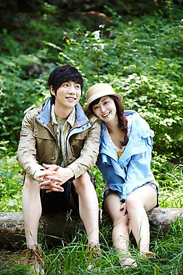 포토 JPG 주간 전신 나무 식물 모자 라이프스타일 커플 여자 남자 커플라이프 여행 레저 휴가 휴식 미소 웃음 사람 앉기 동양인 성인 야외 두명 앞모습 아웃포커스 캐주얼 30대 캠핑 한국인 숲속 숲 상쾌 통나무 장년만 성인만 국내포토 자연요소 잡화 옷 감정 뷰포인트 컨셉 관계 모션 촬영기법 표정 인종 생활 장년 파일형식