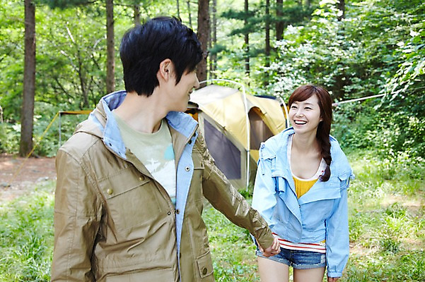 포토 JPG 주간 나무 식물 라이프스타일 커플 여자 남자 커플라이프 여행 레저 휴가 휴식 텐트 서기 미소 웃음 사람 동양인 상반신 성인 야외 두명 앞모습 아웃포커스 캐주얼 30대 마주보기 손잡기 캠핑 한국인 뒤돌아보기 숲속 숲 상쾌 장년만 성인만 국내포토 자연요소 옷 감정 뷰포인트 컨셉 관계 모션 촬영기법 표정 캠핑도구 인종 생활 장년 파일형식