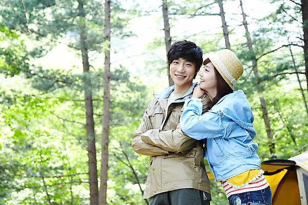 포토 JPG 주간 나무 식물 모자 라이프스타일 커플 여자 남자 커플라이프 여행 레저 휴가 휴식 텐트 미소 웃음 사람 동양인 상반신 성인 야외 두명 옆모습 아웃포커스 캐주얼 30대 캠핑 한국인 숲속 숲 상쾌 장년만 성인만 국내포토 자연요소 잡화 옷 감정 뷰포인트 컨셉 관계 촬영기법 표정 캠핑도구 인종 생활 장년 파일형식