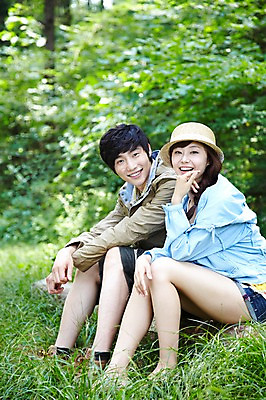 포토 JPG 주간 전신 나무 식물 모자 라이프스타일 커플 여자 남자 커플라이프 여행 레저 휴가 휴식 미소 웃음 사람 앉기 동양인 성인 야외 두명 옆모습 아웃포커스 캐주얼 30대 캠핑 한국인 숲속 숲 상쾌 장년만 성인만 국내포토 자연요소 잡화 옷 감정 뷰포인트 컨셉 관계 모션 촬영기법 표정 인종 생활 장년 파일형식