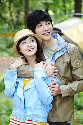 포토 JPG 주간 나무 식물 모자 라이프스타일 커플 응시 여자 남자 커플라이프 여행 안기 포옹 레저 휴가 휴식 텐트 미소 웃음 사람 동양인 상반신 성인 야외 두명 앞모습 아웃포커스 캐주얼 30대 캠핑 한국인 숲속 숲 상쾌 장년만 성인만 국내포토 자연요소 시선 잡화 옷 감정 뷰포인트 컨셉 관계 모션 촬영기법 표정 캠핑도구 인종 생활 장년 파일형식