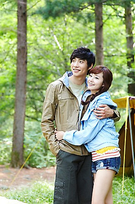 포토 JPG 주간 나무 식물 라이프스타일 커플 응시 여자 남자 커플라이프 여행 안기 포옹 레저 휴가 휴식 텐트 서기 미소 웃음 사람 동양인 성인 야외 두명 앞모습 아웃포커스 캐주얼 30대 캠핑 한국인 숲속 숲 상쾌 장년만 성인만 국내포토 자연요소 시선 옷 감정 뷰포인트 컨셉 관계 모션 촬영기법 표정 캠핑도구 인종 생활 장년 파일형식