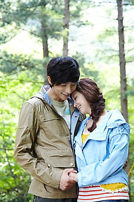 포토 JPG 주간 나무 식물 라이프스타일 커플 여자 남자 커플라이프 여행 안기 포옹 레저 휴가 휴식 미소 웃음 사람 동양인 상반신 성인 야외 두명 앞모습 아웃포커스 캐주얼 30대 캠핑 한국인 숲속 숲 상쾌 장년만 성인만 국내포토 자연요소 옷 감정 뷰포인트 컨셉 관계 모션 촬영기법 표정 인종 생활 장년 파일형식