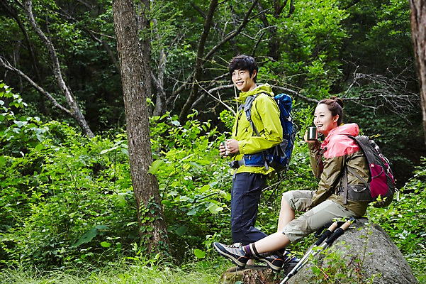 포토 JPG 주간 전신 나무 식물 라이프스타일 커플 응시 여자 남자 커피 음료 커플라이프 가방 배낭 지팡이 레저 휴식 잔 아웃도어 서기 미소 웃음 들기 사람 앉기 동양인 성인 취미 야외 두명 옆모습 컵 30대 등산 트래킹 한국인 돌_바위 바위 막대기 차 목표 숲속 숲 등산복 상쾌 장년만 성인만 국내포토 자연요소 식기 시선 잡화 옷 감정 뷰포인트 컨셉 관계 모션 표정 인종 생활 장년 파일형식