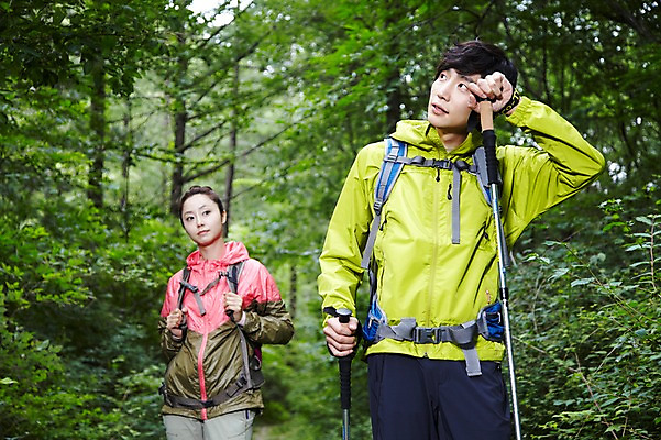 포토 JPG 주간 나무 식물 라이프스타일 커플 응시 여자 남자 커플라이프 가방 배낭 지팡이 레저 아웃도어 들기 사람 동양인 상반신 성인 취미 야외 두명 앞모습 아웃포커스 30대 등산 트래킹 한국인 막대기 목표 숲속 숲 등산복 상쾌 장년만 성인만 국내포토 자연요소 시선 잡화 옷 감정 뷰포인트 컨셉 관계 모션 촬영기법 인종 생활 장년 파일형식