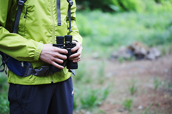 포토 JPG 주간 라이프스타일 손 남자 가방 배낭 레저 아웃도어 한명 서기 들기 사람 성인 취미 야외 앞모습 아웃포커스 신체부위 등산 트래킹 쌍안경 망원경 목표 숲속 숲 등산복 상쾌 성인만 국내포토 자연요소 1 잡화 옷 감정 뷰포인트 컨셉 모션 촬영기법 생활 파일형식