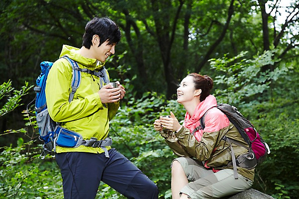 포토 JPG 주간 나무 식물 라이프스타일 커플 여자 남자 커피 음료 커플라이프 가방 배낭 레저 휴식 잔 아웃도어 서기 미소 웃음 들기 사람 앉기 동양인 성인 취미 야외 두명 옆모습 아웃포커스 컵 30대 마주보기 등산 트래킹 한국인 차 목표 숲속 숲 등산복 상쾌 장년만 성인만 국내포토 자연요소 식기 잡화 옷 감정 뷰포인트 컨셉 관계 모션 촬영기법 표정 인종 생활 장년 파일형식