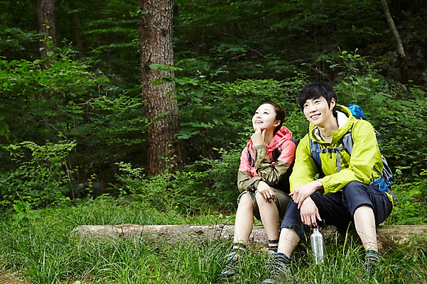 포토 JPG 주간 전신 나무 식물 라이프스타일 커플 응시 여자 남자 커플라이프 가방 배낭 레저 휴식 아웃도어 미소 웃음 사람 앉기 동양인 성인 취미 야외 두명 앞모습 30대 등산 트래킹 한국인 목표 숲속 숲 등산복 상쾌 통나무 보온병 장년만 성인만 국내포토 자연요소 시선 잡화 옷 감정 뷰포인트 컨셉 관계 모션 표정 인종 생활 장년 파일형식
