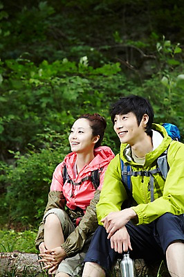 포토 JPG 주간 나무 식물 라이프스타일 커플 응시 여자 남자 커플라이프 가방 배낭 레저 휴식 아웃도어 미소 웃음 사람 앉기 동양인 성인 취미 야외 두명 앞모습 아웃포커스 30대 등산 트래킹 한국인 목표 숲속 숲 등산복 상쾌 보온병 장년만 성인만 국내포토 자연요소 시선 잡화 옷 감정 뷰포인트 컨셉 관계 모션 촬영기법 표정 인종 생활 장년 파일형식