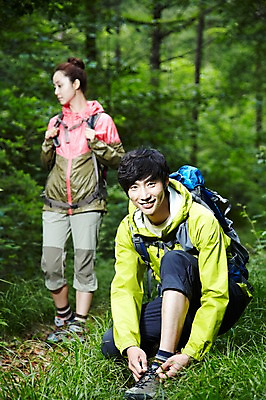 포토 JPG 주간 나무 식물 라이프스타일 커플 여자 남자 커플라이프 가방 배낭 레저 아웃도어 서기 미소 웃음 사람 앉기 동양인 성인 취미 야외 두명 앞모습 아웃포커스 30대 등산 트래킹 한국인 목표 숲속 숲 등산복 상쾌 등산화 신발끈 장년만 성인만 국내포토 자연요소 잡화 옷 감정 뷰포인트 신발 컨셉 관계 모션 촬영기법 표정 인종 생활 장년 등산용품 파일형식