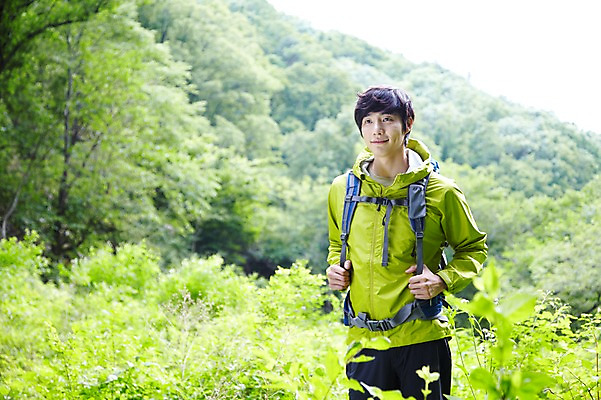 포토 JPG 주간 나무 식물 라이프스타일 응시 남자 가방 배낭 레저 아웃도어 한명 서기 사람 동양인 상반신 성인 취미 야외 앞모습 아웃포커스 30대 등산 트래킹 한국인 목표 숲속 숲 등산복 상쾌 남자만 남자한명만 성인남자만 성인한명만 성인남자한명만 장년만 장년남자만 장년남자한명만 성인만 국내포토 자연요소 1 시선 잡화 옷 감정 뷰포인트 컨셉 모션 촬영기법 인종 생활 장년 파일형식