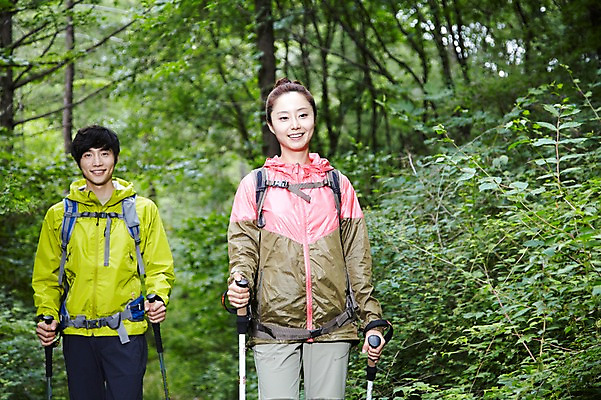 포토 JPG 주간 나무 식물 라이프스타일 커플 여자 남자 커플라이프 가방 배낭 지팡이 레저 아웃도어 미소 웃음 들기 사람 동양인 성인 취미 야외 두명 앞모습 아웃포커스 30대 걷기 등산 트래킹 한국인 막대기 목표 숲속 숲 등산복 상쾌 장년만 성인만 국내포토 자연요소 잡화 옷 감정 뷰포인트 컨셉 관계 모션 촬영기법 표정 인종 생활 장년 파일형식
