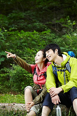 포토 JPG 주간 나무 식물 라이프스타일 커플 응시 여자 남자 커플라이프 가방 배낭 레저 휴식 아웃도어 미소 웃음 사람 앉기 동양인 손짓 성인 취미 야외 두명 앞모습 아웃포커스 30대 등산 트래킹 한국인 가리킴 목표 숲속 숲 등산복 상쾌 보온병 장년만 성인만 국내포토 자연요소 시선 잡화 옷 감정 뷰포인트 컨셉 관계 모션 촬영기법 표정 인종 생활 장년 파일형식