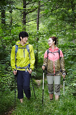 포토 JPG 주간 나무 식물 라이프스타일 커플 여자 남자 커플라이프 가방 배낭 지팡이 레저 아웃도어 미소 웃음 들기 사람 동양인 성인 취미 야외 두명 앞모습 아웃포커스 30대 마주보기 걷기 등산 트래킹 한국인 막대기 목표 숲속 숲 등산복 상쾌 장년만 성인만 국내포토 자연요소 잡화 옷 감정 뷰포인트 컨셉 관계 모션 촬영기법 표정 인종 생활 장년 파일형식