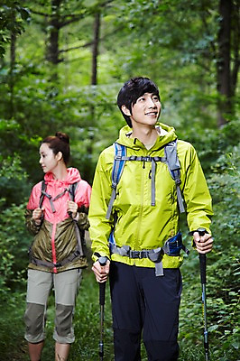포토 JPG 주간 나무 식물 라이프스타일 커플 응시 여자 남자 커플라이프 가방 배낭 지팡이 레저 아웃도어 미소 웃음 들기 사람 동양인 성인 취미 야외 두명 앞모습 아웃포커스 30대 걷기 등산 트래킹 한국인 막대기 목표 숲속 숲 등산복 상쾌 장년만 성인만 국내포토 자연요소 시선 잡화 옷 감정 뷰포인트 컨셉 관계 모션 촬영기법 표정 인종 생활 장년 파일형식