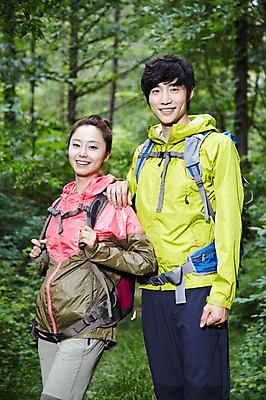 포토 JPG 주간 나무 식물 라이프스타일 커플 여자 남자 커플라이프 가방 배낭 레저 아웃도어 서기 미소 웃음 사람 동양인 성인 취미 야외 두명 앞모습 아웃포커스 30대 등산 트래킹 한국인 목표 숲속 숲 등산복 상쾌 장년만 성인만 국내포토 자연요소 잡화 옷 감정 뷰포인트 컨셉 관계 모션 촬영기법 표정 인종 생활 장년 파일형식