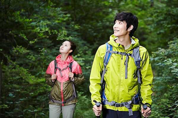 포토 JPG 주간 나무 식물 라이프스타일 커플 응시 여자 남자 커플라이프 가방 배낭 지팡이 레저 아웃도어 미소 웃음 들기 사람 동양인 상반신 성인 취미 야외 두명 앞모습 아웃포커스 30대 등산 트래킹 한국인 막대기 목표 숲속 숲 등산복 상쾌 장년만 성인만 국내포토 자연요소 시선 잡화 옷 감정 뷰포인트 컨셉 관계 모션 촬영기법 표정 인종 생활 장년 파일형식